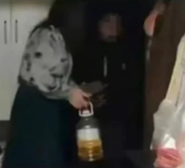 Đây được cho là Jiao xách nửa bình dầu ăn, là quà mà một "đối tác" mang tới. Ảnh: Ifeng. Đây được cho là Jiao xách nửa bình dầu ăn, là quà mà một "đối tác" mang tới. Ảnh: Ifeng.