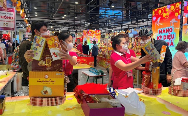 Nhiều người dân tự tay chọn sản phẩm rồi nhờ nhân viên cửa hàng, siêu thị đóng gói thành hộp/ giỏ quà Tết. Ảnh: Uyên Phương/ TPO. Nhiều người dân tự tay chọn sản phẩm rồi nhờ nhân viên cửa hàng, siêu thị đóng gói thành hộp/ giỏ quà Tết. Ảnh: Uyên Phương/ TPO.