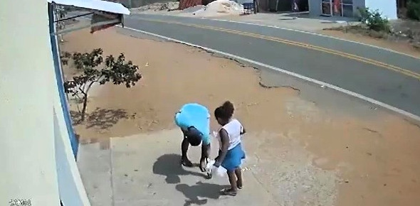 Có thể mỗi khoảnh khắc đều có lý do riêng, chẳng hạn như khoảnh khắc người bố cúi nhặt đồng tiền rơi này. Ảnh: NTN. Có thể mỗi khoảnh khắc đều có lý do riêng, chẳng hạn như khoảnh khắc người bố cúi nhặt đồng tiền rơi này. Ảnh: NTN.