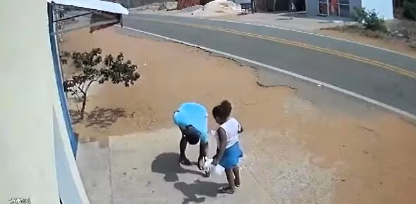 Có thể mỗi khoảnh khắc đều có lý do riêng, chẳng hạn như khoảnh khắc người bố cúi nhặt đồng tiền rơi này. Ảnh: NTN.