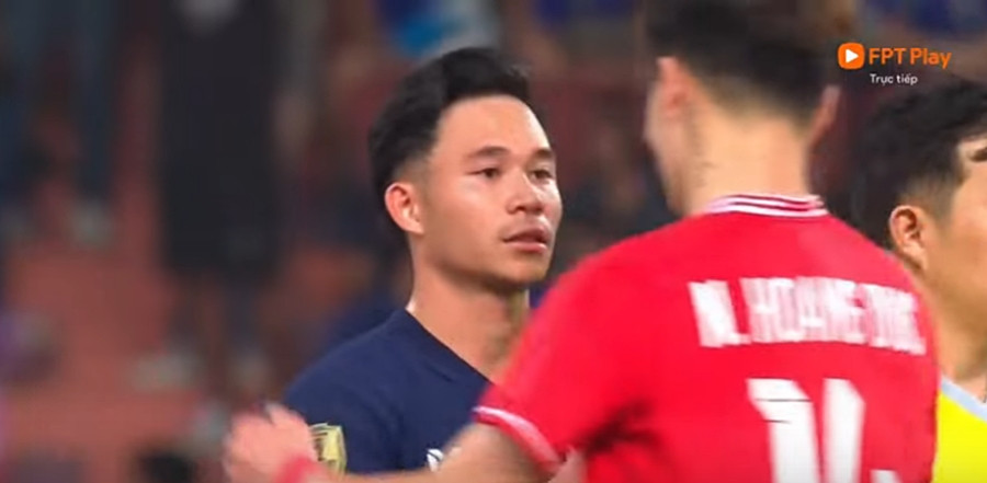 Không có thái độ thù địch, không có cảm giác hằn học, chỉ là một tinh thần thể thao rất cao thượng. Ảnh: YouTube. Không có thái độ thù địch, không có cảm giác hằn học, chỉ là một tinh thần thể thao rất cao thượng. Ảnh: YouTube.