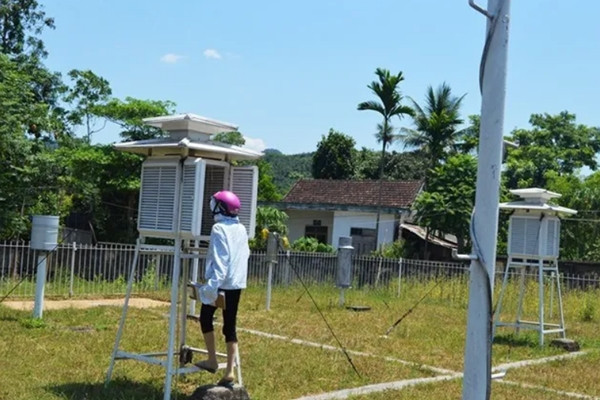 Một chị nhân viên khí tượng kiểm tra lều khí tượng ở nước ta. Ảnh minh họa: TPO.