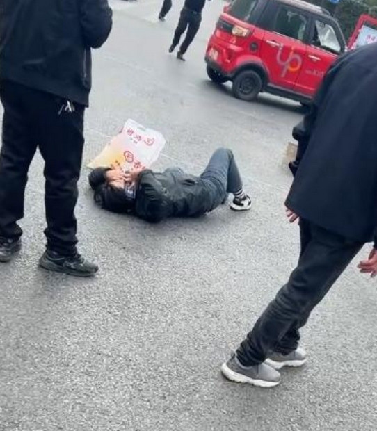 Cô Huang ngã ra đường do bị ô tô của anh Li va phải. Ảnh: Jimu News.