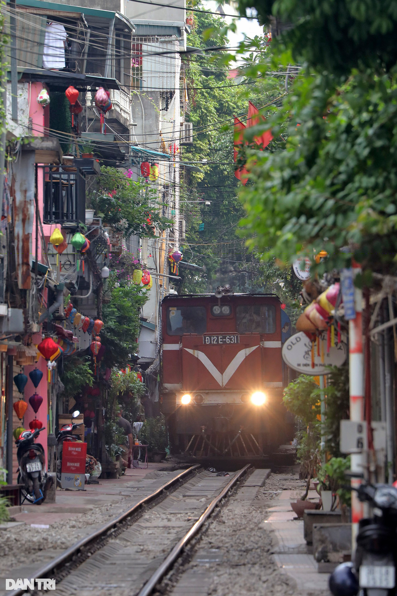 Đoạn cà phê đường tàu cắt ngang phố Trần Phú nhiều ngày nay đã vắng khách tham quan do quy định cấm để đảm bảo an toàn hành lang đường sắt.