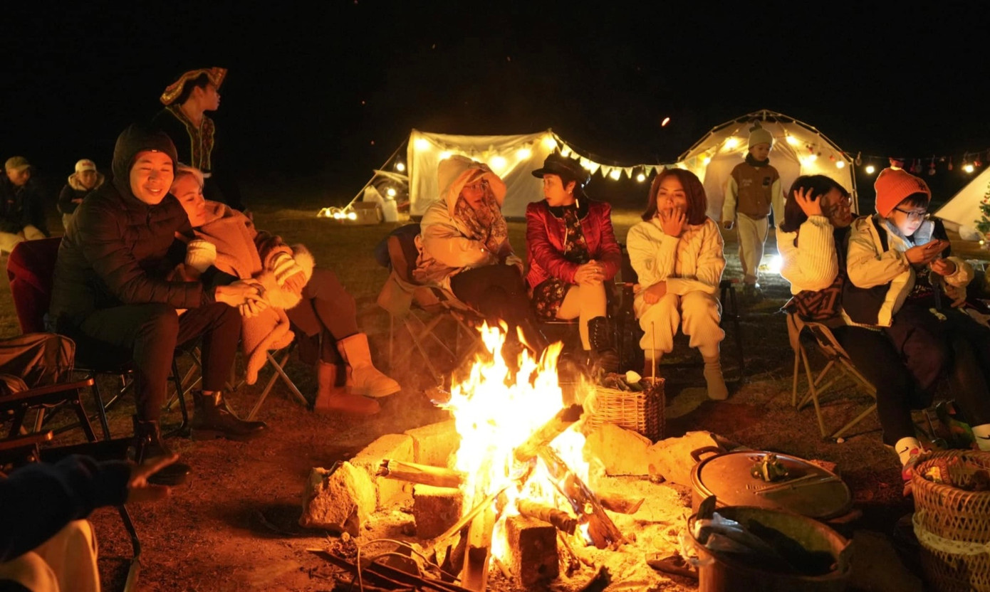 Khách TPHCM thường mua các tour có cắm trại, đốt lửa trại ở ngoại thành hoặc kết hợp "săn" tuyết ở các tỉnh miền núi như Lào Cai, Yên Bái… (Ảnh: Hùng Vĩ).