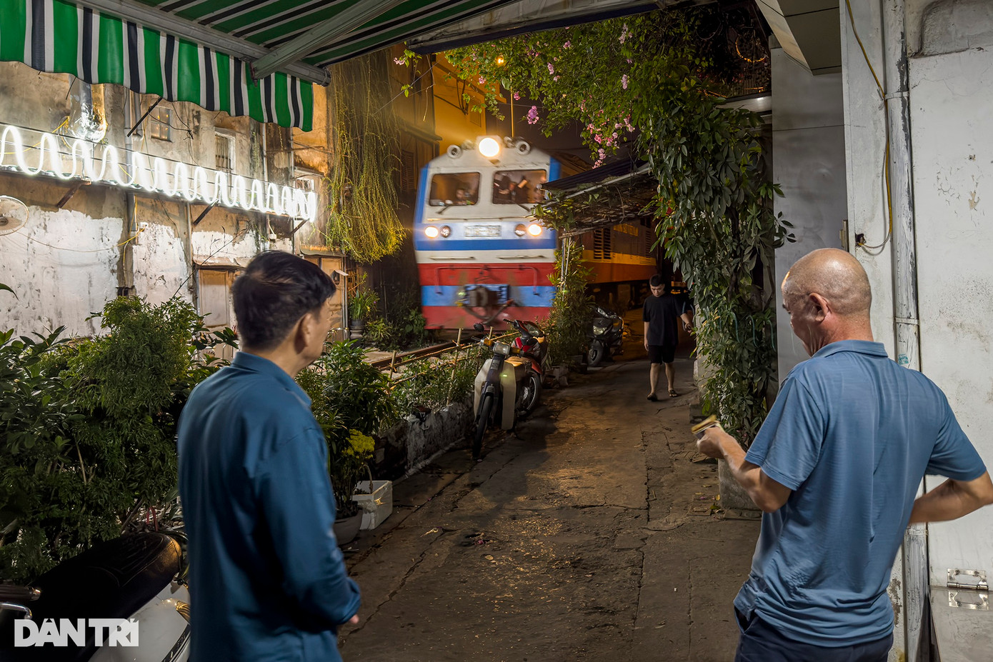 Tàu di chuyển trong nội thành tốc độ khá chậm, kéo còi nhiều gây ra độ ồn lớn, song người dân sống lâu năm ven đường tàu phải chấp nhận và rồi dần dần cũng thành quen.
