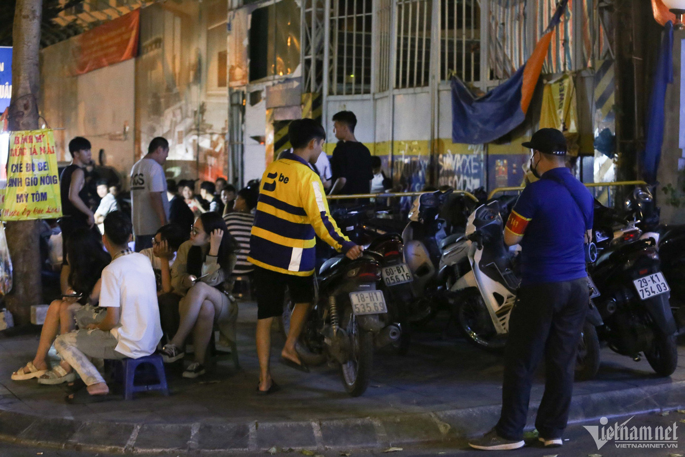 Các quán nước ven đường trở thành địa điểm "hóng chốt" của thanh thiếu niên.
