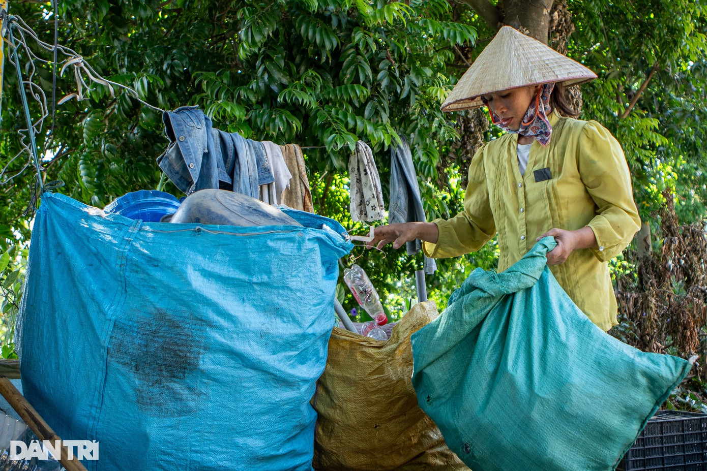 Chị Hòa làm đủ nghề, từ giúp việc, nhặt ve chai đến cấy lúa, phơi thóc (Ảnh: Minh Nhân). Chị Hòa làm đủ nghề, từ giúp việc, nhặt ve chai đến cấy lúa, phơi thóc (Ảnh: Minh Nhân).