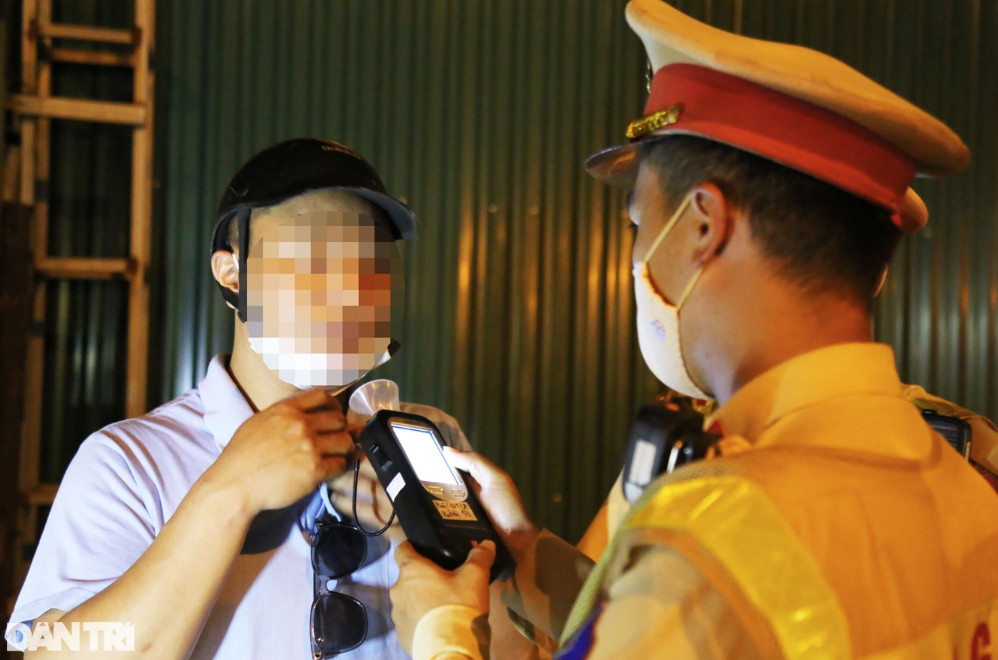 Cảnh sát kiểm tra nồng độ cồn với anh T. (Ảnh: Trần Thanh). Cảnh sát kiểm tra nồng độ cồn với anh T. (Ảnh: Trần Thanh).