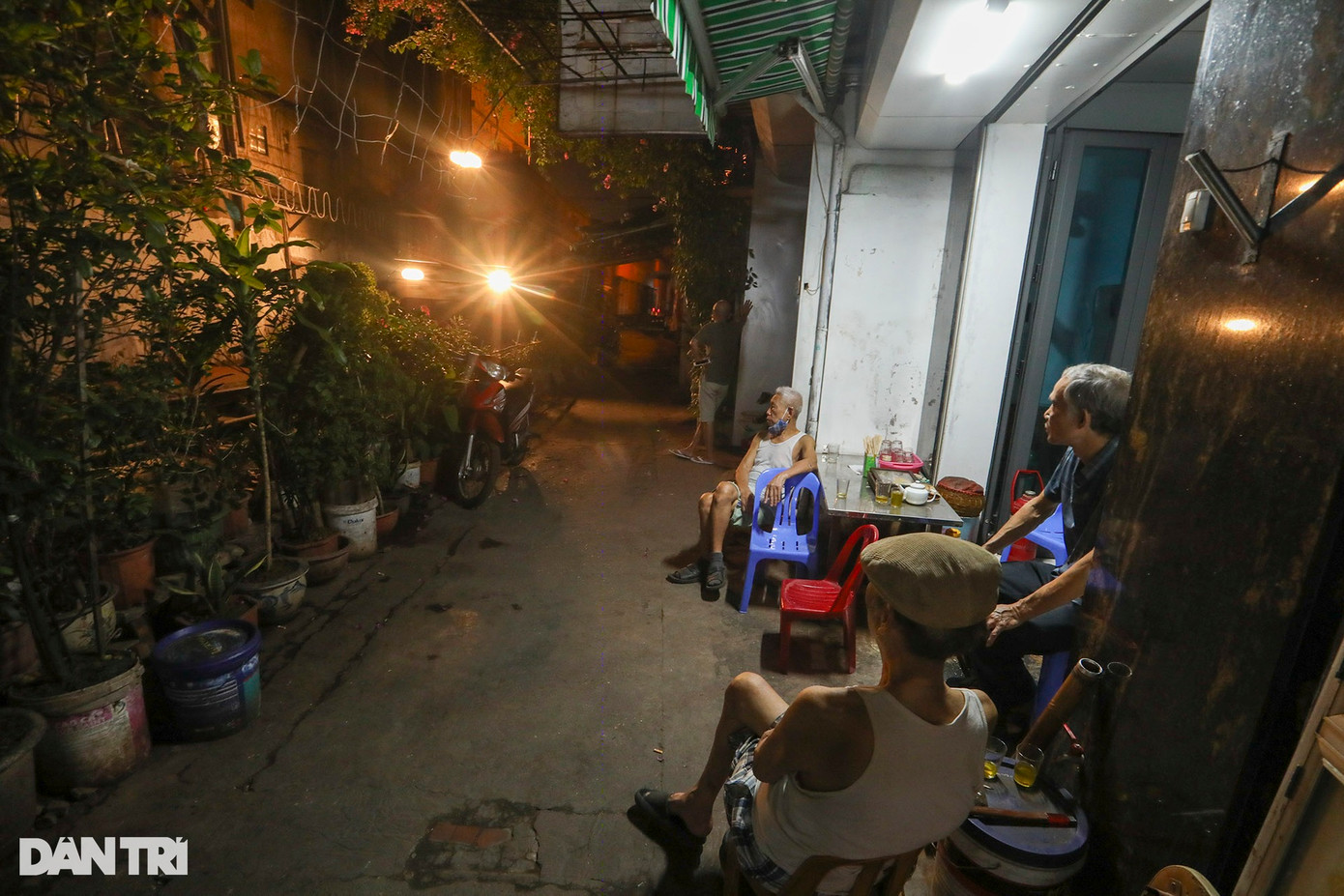 Hết phố Phùng Hưng, tuyến đường sắt hạ độ cao bằng với đường giao thông nội đô, hai bên hành lang đường ray có nhiều nhà, và cuộc sống sinh hoạt thường nhật của người dân.