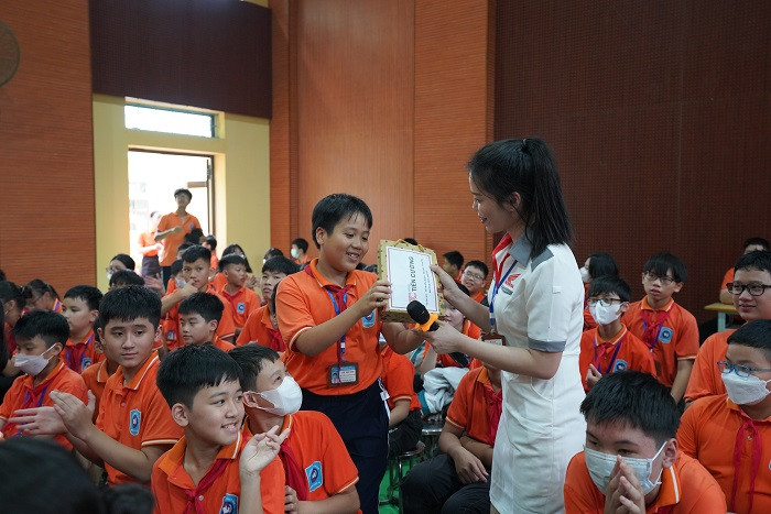 Các em học sinh hào hứng, sôi nổi tham gia trả lời các câu hỏi để nâng cao nhận thức về an toàn khi tham gia giao thông.