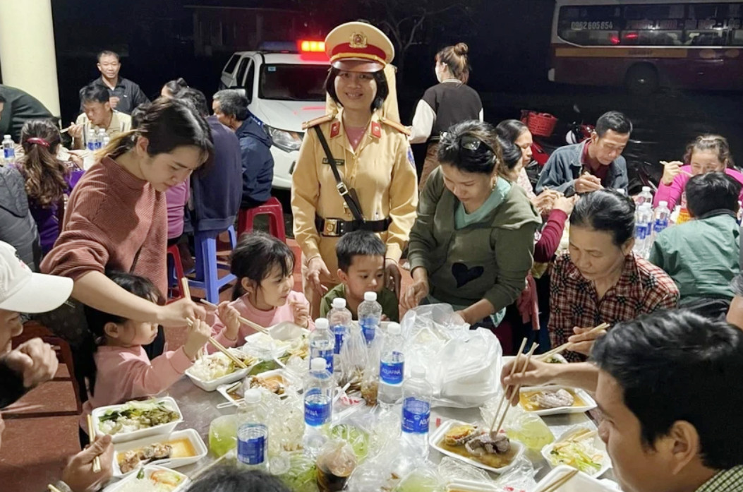 CSGT mua cơm phục vụ hàng chục hành khách trên xe. Ảnh: CA