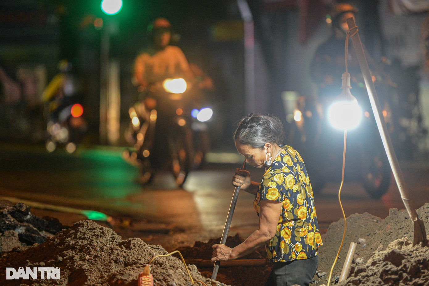 00h10 ngày 20/10, bà Lan (60 tuổi, quê Mỹ Đức, Hà Nội) miệt mài đào đường ống nước sạch trên phố Hàng Bông (quận Hoàn Kiếm). Mặc dù tuổi đã cao, công việc nặng nhọc nhưng từng nhát xà beng bà lao vào lòng đất rất nhanh, chắc chẳng khác nào thanh niên. 00h10 ngày 20/10, bà Lan (60 tuổi, quê Mỹ Đức, Hà Nội) miệt mài đào đường ống nước sạch trên phố Hàng Bông (quận Hoàn Kiếm). Mặc dù tuổi đã cao, công việc nặng nhọc nhưng từng nhát xà beng bà lao vào lòng đất rất nhanh, chắc chẳng khác nào thanh niên.