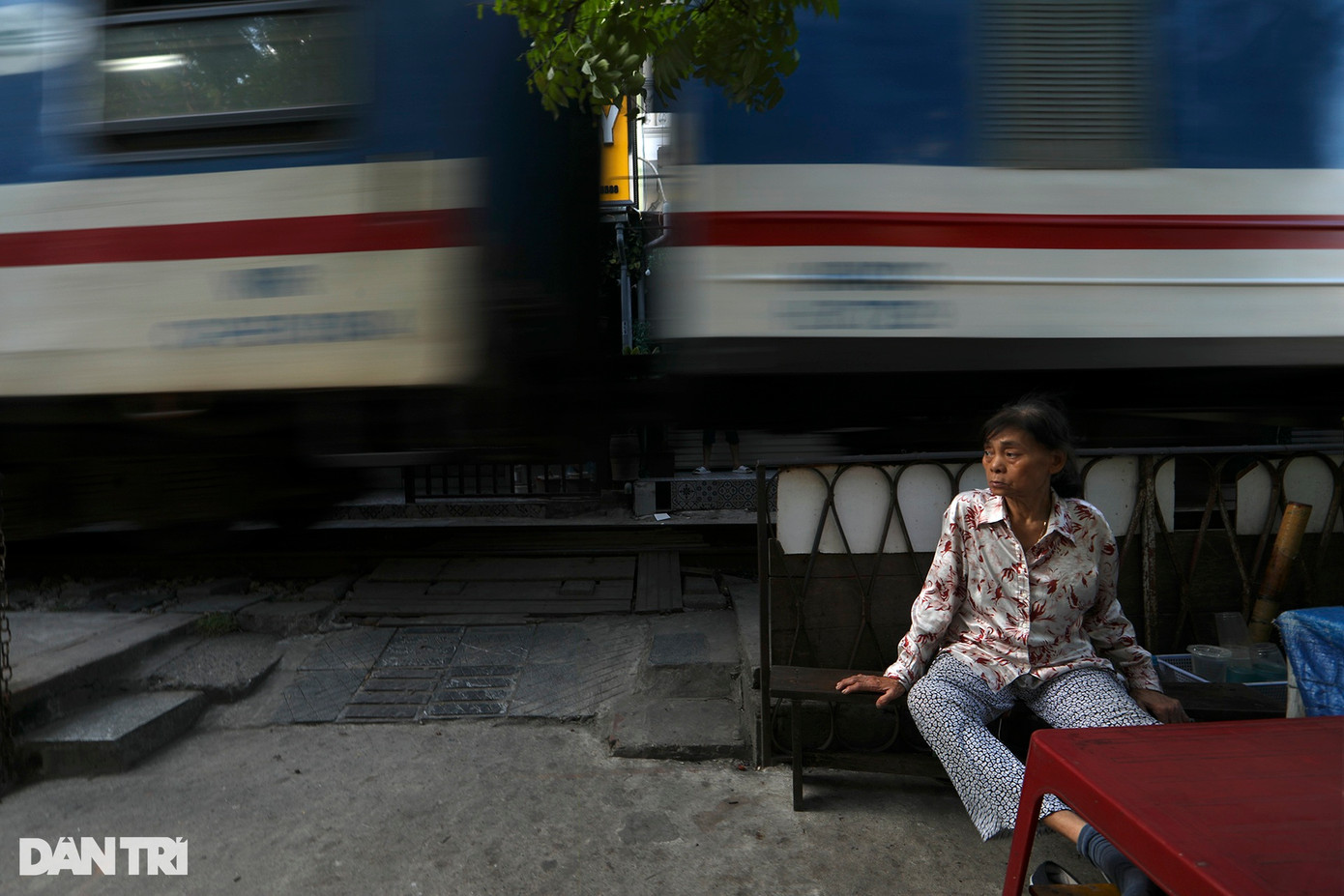 Đã có thời điểm phố Phùng Hưng là điểm tham quan hàng đầu của du khách cả trong nước và quốc tế bởi sự đặc biệt của những chuyến tàu đi xuyên trong lòng phố, hàng quán mở ra đón khách rất đông đúc. Hiện tại, phố cà phê đường tàu Phùng Hưng đã bị yêu cầu ngừng đón khách vì lý do an toàn.