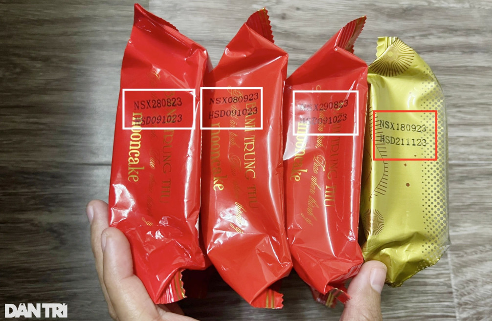 Nhiều loại bánh trung thu có hạn trong tuần này, thậm chí đến cuối tháng 11 (Ảnh: Minh Nhân).