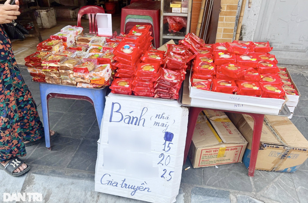 Trên nhiều vỉa hè Hà Nội, người dân bán bánh trung thu với giá từ 15.000 đến 25.000 đồng (Ảnh: Minh Nhân).