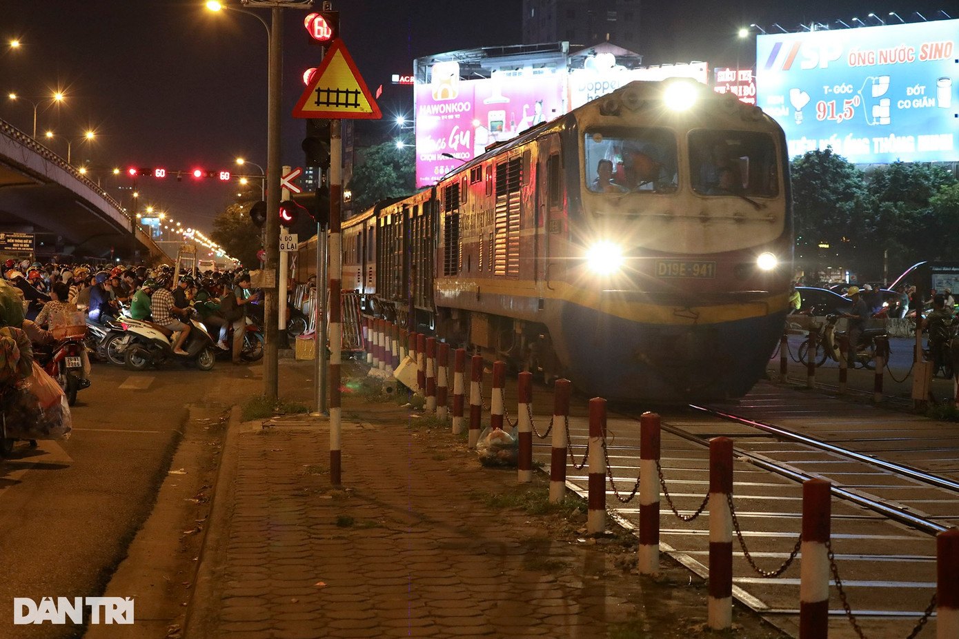 Một chuyến tàu từ phía Nam đi qua điểm giao với đường Trường Chinh để chuẩn bị vào Ga Hà Nội lúc 19h10.