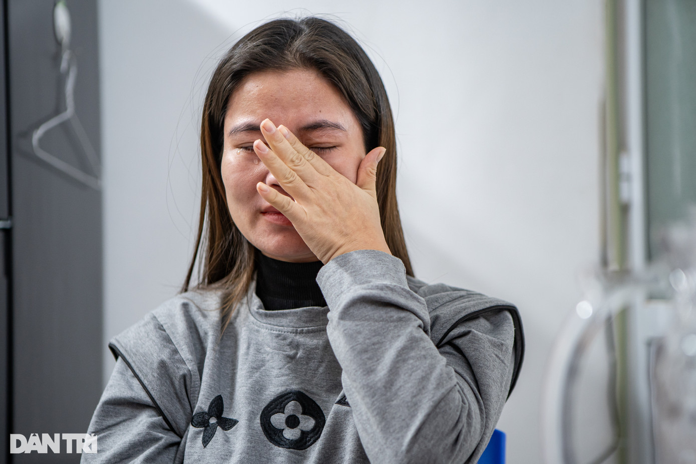 Cô giáo Trần Thị Thanh Hương bật khóc nhớ lại thời điểm xảy ra vụ cháy (Ảnh: Minh Nhân). Cô giáo Trần Thị Thanh Hương bật khóc nhớ lại thời điểm xảy ra vụ cháy (Ảnh: Minh Nhân).