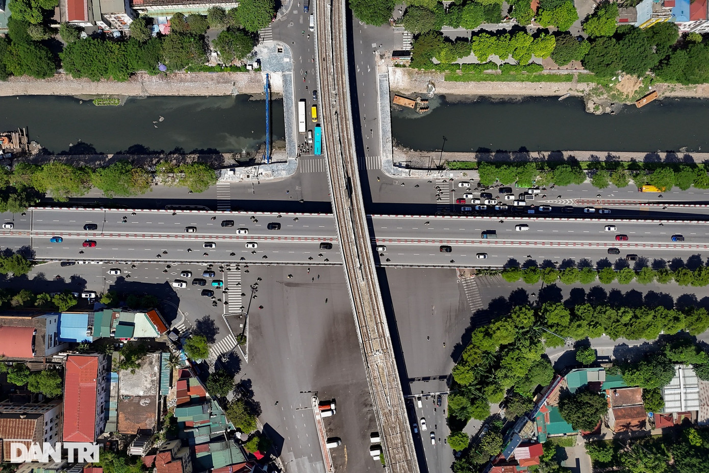 Thành Thăng Long xưa được bao quanh bởi 3 con sông là sông Tô Lịch, sông Hồng và sông Kim Ngưu. Hầu hết các cửa ô đều hướng ra 3 con sông này. Ngày nay, những con sông bị thu hẹp dần, đặc biệt là các sông Kim Ngưu, Tô Lịch. Thành Thăng Long xưa được bao quanh bởi 3 con sông là sông Tô Lịch, sông Hồng và sông Kim Ngưu. Hầu hết các cửa ô đều hướng ra 3 con sông này. Ngày nay, những con sông bị thu hẹp dần, đặc biệt là các sông Kim Ngưu, Tô Lịch.