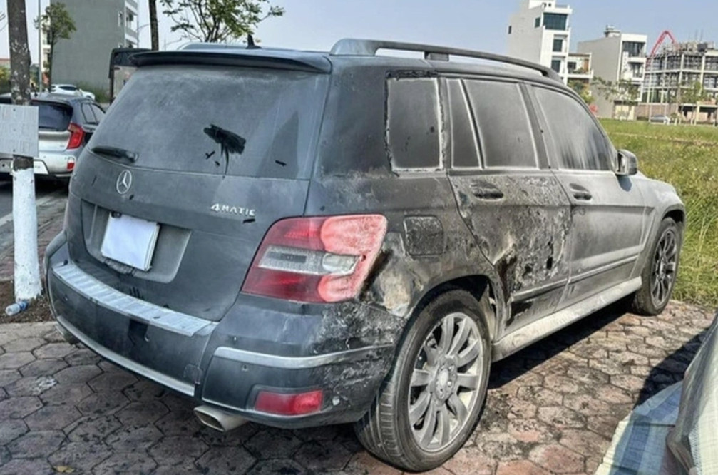 Chiếc xe Mercedes Benz bị cháy 1 bên (Ảnh: H.A.).
