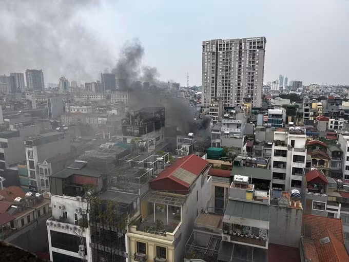 Đám cháy tạo cột khói đen bốc cao hàng chục mét khiến người dân hoang mang (Ảnh: Huy Thái). Đám cháy tạo cột khói đen bốc cao hàng chục mét khiến người dân hoang mang (Ảnh: Huy Thái).