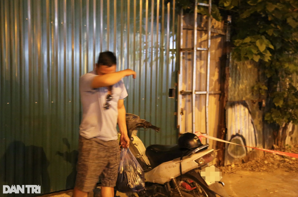 Khi được tổ công tác thông báo mức vi phạm, anh T. bất ngờ bật khóc và đi ra khỏi chốt làm việc (Ảnh: Trần Thanh). Khi được tổ công tác thông báo mức vi phạm, anh T. bất ngờ bật khóc và đi ra khỏi chốt làm việc (Ảnh: Trần Thanh).