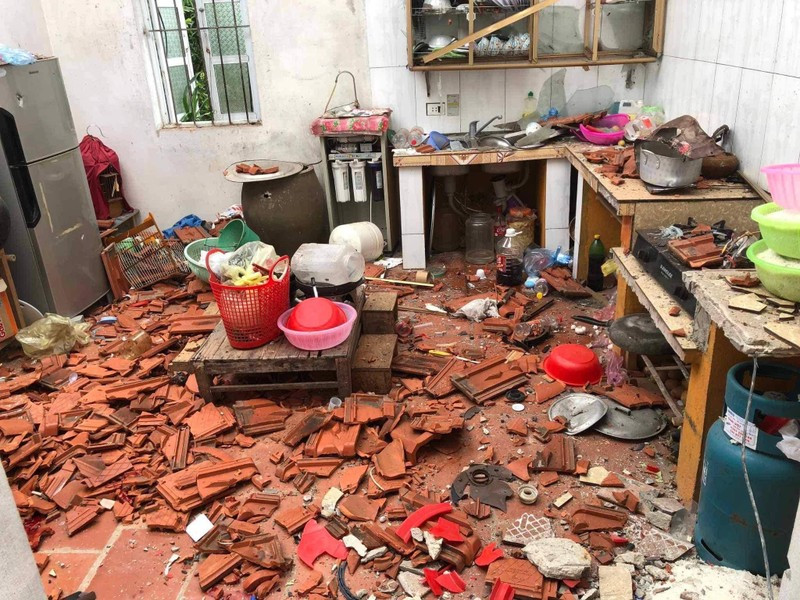 Sáng 3/12, người dân xã Đồng Cốc (huyện Lục Ngạn, tỉnh Bắc Giang) bỗng nghe thấy 1 tiếng nổ rất lớn. Nhiều người sau đó chạy tới hiện trường thì thấy căn bếp của 1 gia đình đã tan hoang, đồ đạc đổ vỡ, thậm chí phần mái đã sụp xuống, thủng lỗ chỗ.