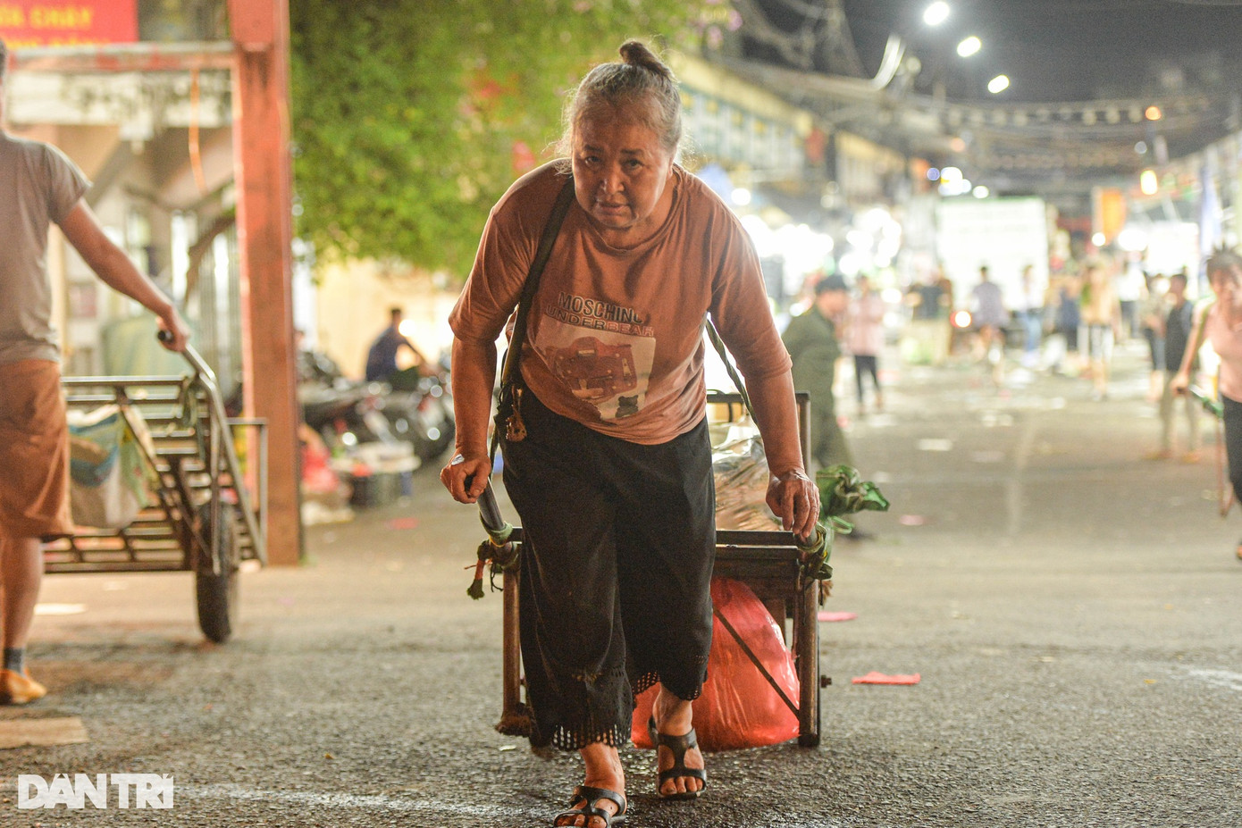 Công việc nặng nhọc tưởng chừng chỉ dành cho những người đàn ông sức dài vai rộng, nhưng vì miếng cơm manh áo mà những phụ nữ này không quản đêm hôm, miệt mài mưu sinh. Công việc nặng nhọc tưởng chừng chỉ dành cho những người đàn ông sức dài vai rộng, nhưng vì miếng cơm manh áo mà những phụ nữ này không quản đêm hôm, miệt mài mưu sinh.