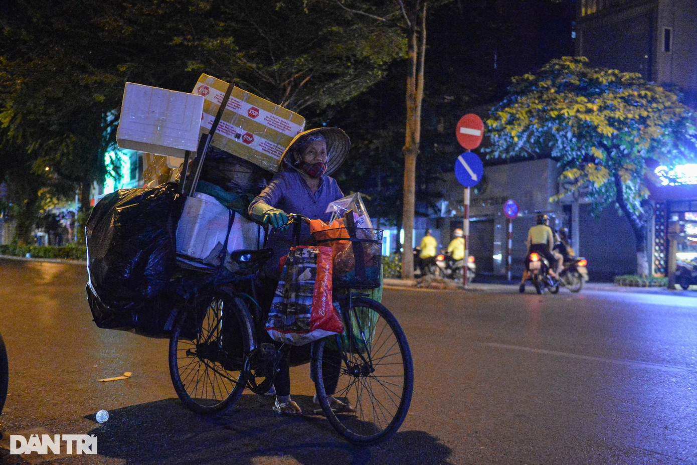 Bà bộc bạch, mỗi ngày nhặt đồng nát có thể kiếm 100.000-200.000 đồng, số tiền này đủ trang trải cuộc sống. Công việc của bà thường kéo dài từ tối hôm trước đến rạng sáng hôm sau. Bà bộc bạch, mỗi ngày nhặt đồng nát có thể kiếm 100.000-200.000 đồng, số tiền này đủ trang trải cuộc sống. Công việc của bà thường kéo dài từ tối hôm trước đến rạng sáng hôm sau.