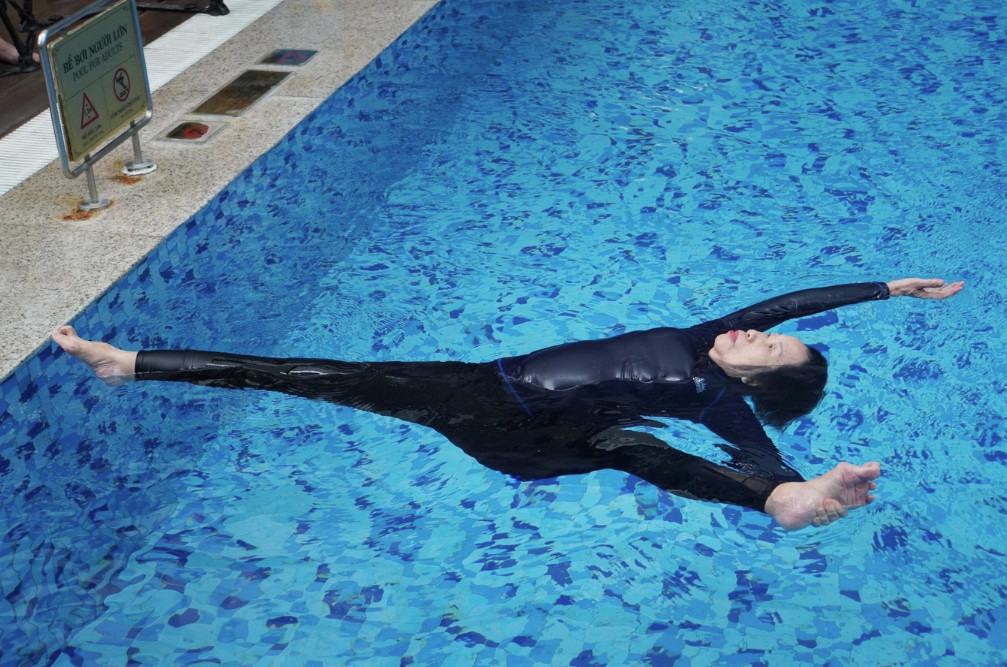 Việc giữ thăng bằng trên cạn đã khó, ở dưới nước lại càng khó hơn (Ảnh: Nhân vật cung cấp).