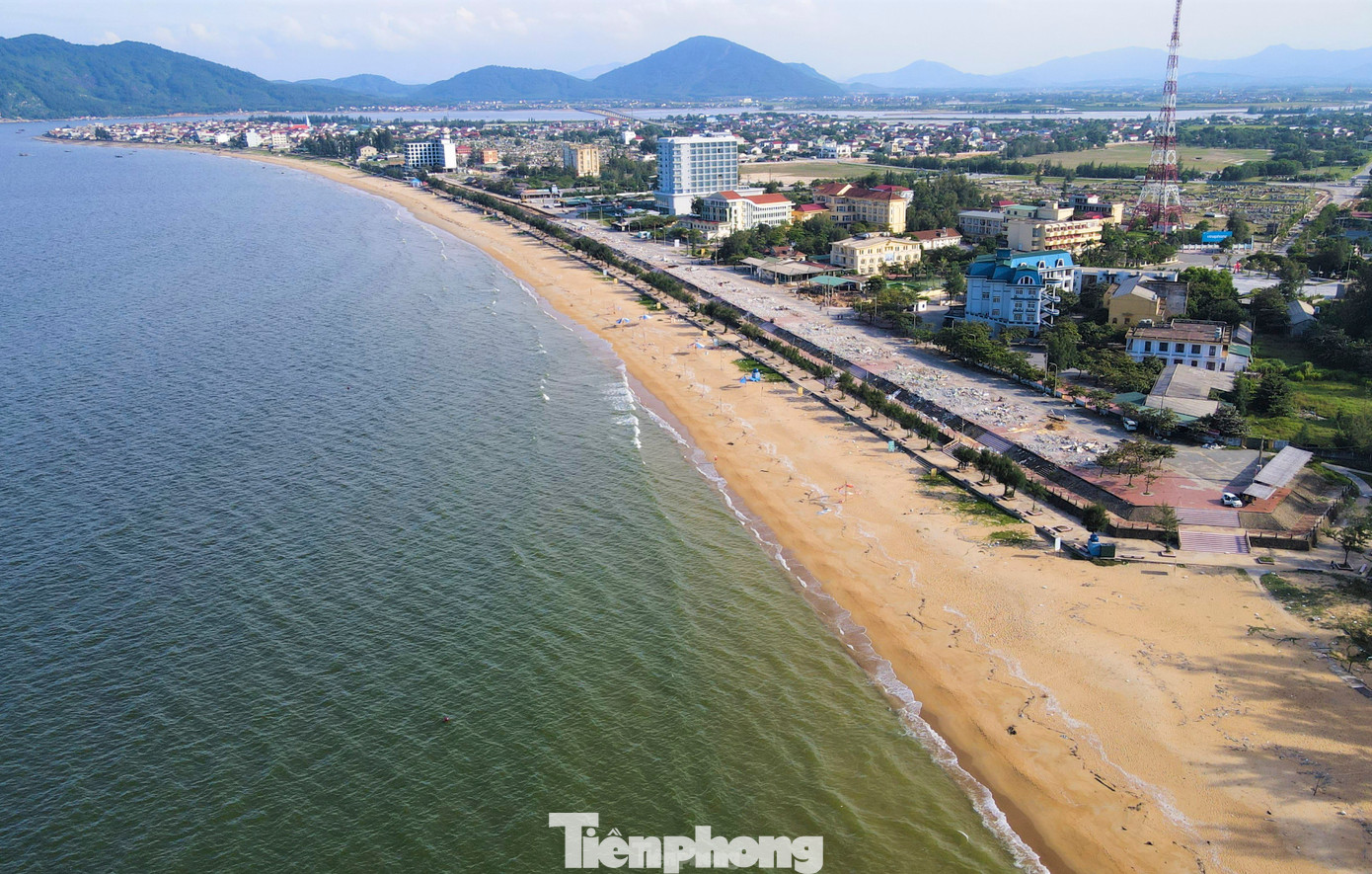 Sau khi hàng chục ki ốt được giải tỏa, nhìn từ trên cao, mặt tiền Khu du lịch biển Thiên Cầm thông thoáng hơn so với hình ảnh trước kia.