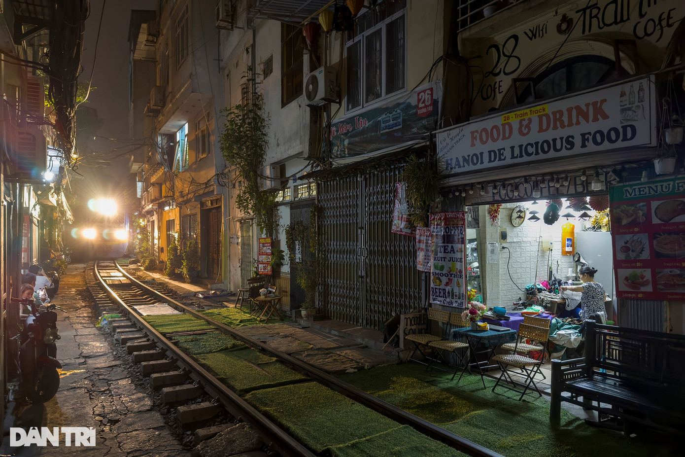 Người dân hai bên đường đã quá quen với những chuyến tàu chạy qua trước cửa nhà, biết rõ giờ nào có tàu qua. Vì không có hàng rào an toàn, trẻ em nơi đây được quản lý chặt.