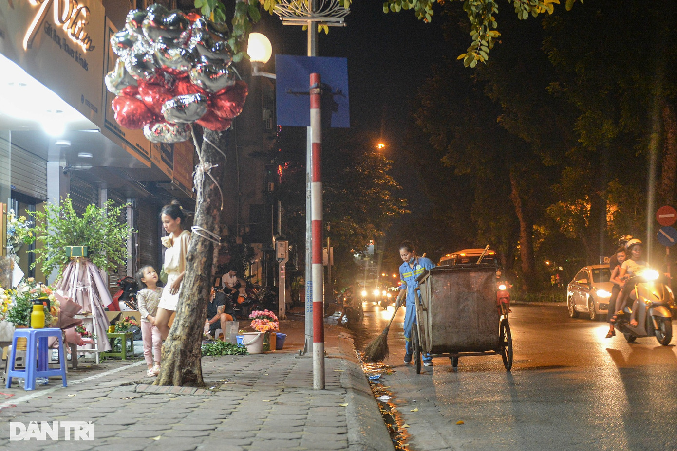 23h30 ngày 19/10, chị Đàm Thị Thiên (38 tuổi), miệt mài quét dọn trên phố Kim Mã (quận Ba Đình). Do làm ca đêm nên công việc của chị thường kéo dài từ 18h ngày hôm trước đến khoảng 2h ngày hôm sau. 23h30 ngày 19/10, chị Đàm Thị Thiên (38 tuổi), miệt mài quét dọn trên phố Kim Mã (quận Ba Đình). Do làm ca đêm nên công việc của chị thường kéo dài từ 18h ngày hôm trước đến khoảng 2h ngày hôm sau.