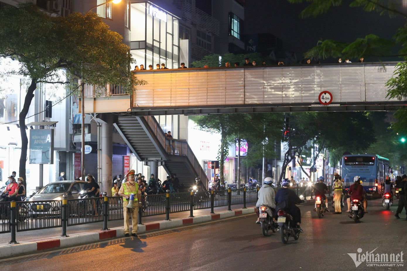 Ngay cả ở trên cầu vượt bộ hành, thanh thiếu niên cũng tụ tập để theo dõi Tổ công tác 141.