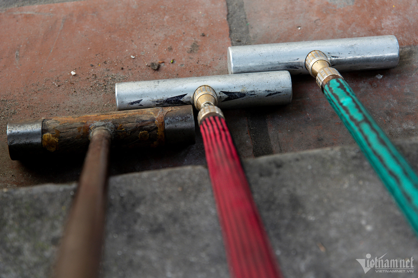 Gậy có giá 800.000 đồng, còn bóng một bộ 10 quả là 1,3 triệu đồng. Ông Nguyễn Long An, một người chơi có kinh nghiệm gần 20 năm đã tìm tòi và tự chế ra chiếc gậy đánh bóng bằng gỗ. "Tay cầm tôi xin từ các hàng bi-a về chuốt lại cho nhỏ, còn hai đầu sắt đánh bóng thì tôi cưa từ củ đề xe máy. Gậy thật trọng lượng 760g, còn gậy tôi làm cũng nặng cỡ 730-740g”, ông An nói.