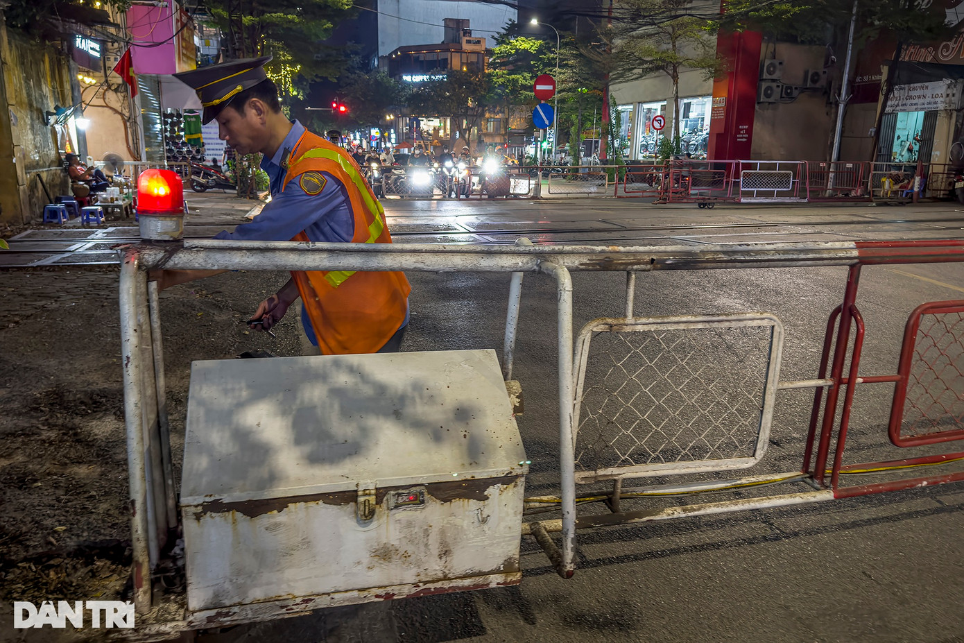 Các chuyến tàu hỏa di chuyển trong nội thành đã cắt qua rất nhiều đường phố, tất cả các vị trí này đều có hệ thống rào chắn, chuông báo hiệu, loa cảnh báo và người ứng trực suốt ngày đêm. Trong ảnh là điểm barie tại phố Khâm Thiên.