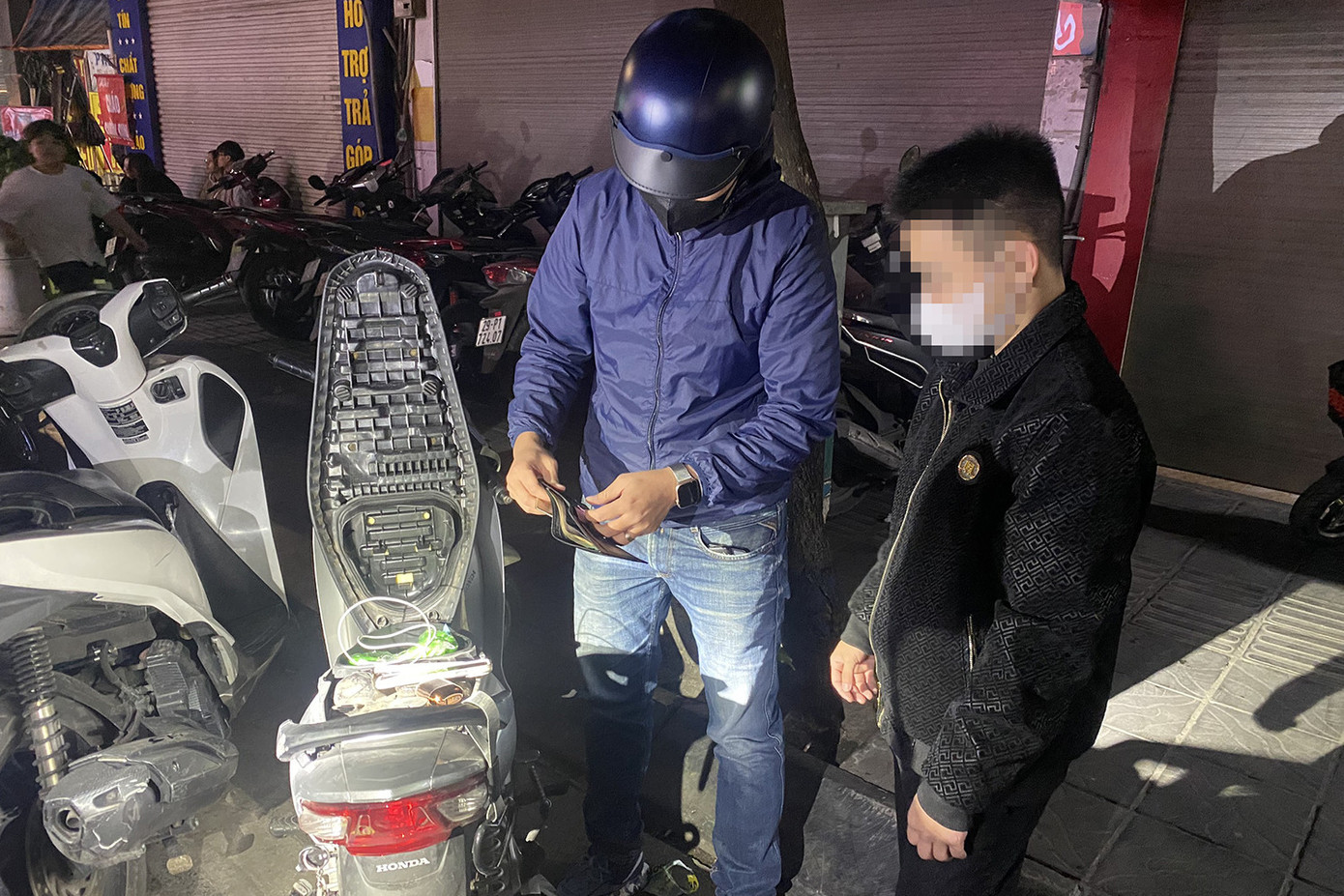 Tổ Cảnh sát Y9/141 hóa trang kiểm tra phương tiện của tài xế T.