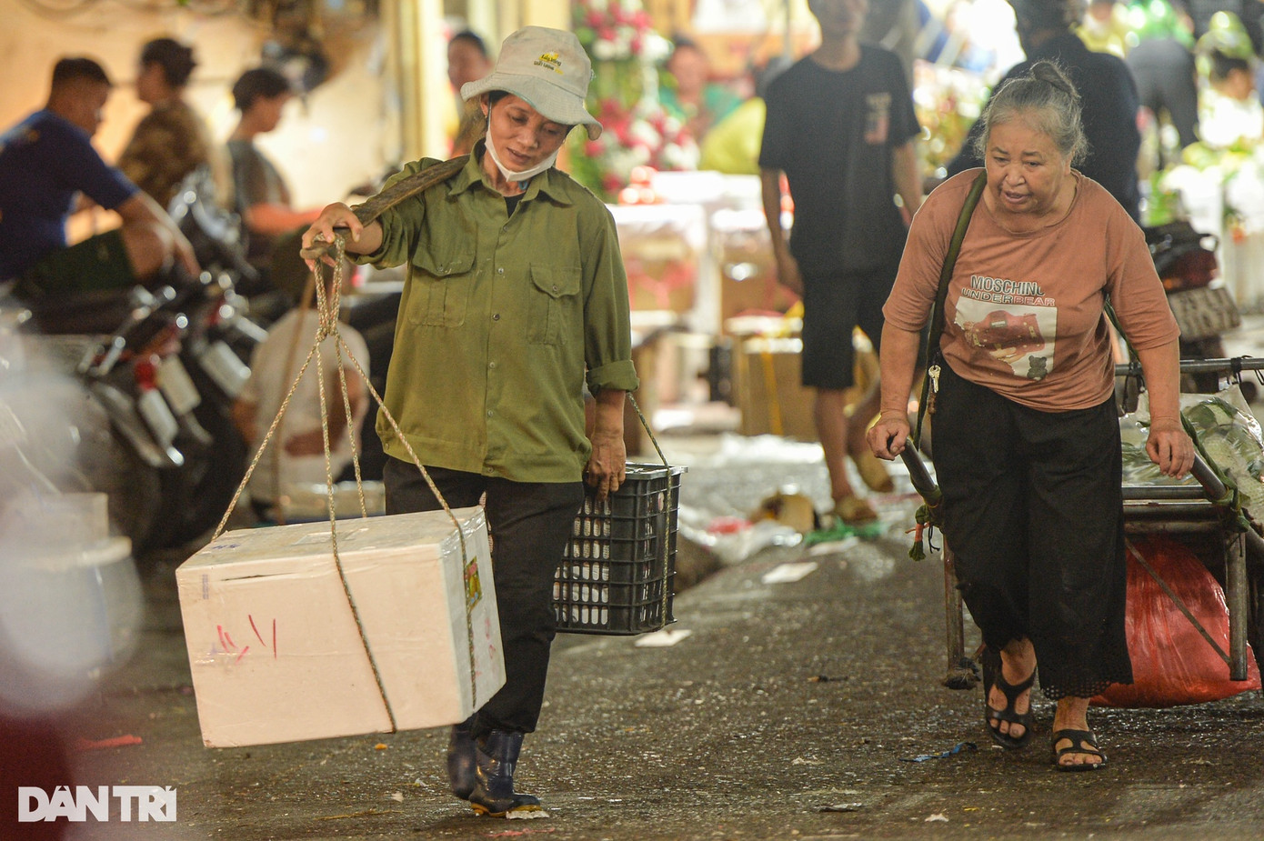 Phu xe ở chợ Long Biên chủ yếu là nữ, với đủ mọi lứa tuổi, đến từ các tỉnh Hưng Yên, Phú Thọ, Hải Dương. Trong khi mọi người đang chìm sâu vào giấc ngủ đêm cũng là lúc những nữ cửu vạn, phu xe ở chợ Long Biên bắt đầu một ngày làm việc mới, công việc thường kéo dài từ tối hôm trước đến 6h sáng hôm sau. Phu xe ở chợ Long Biên chủ yếu là nữ, với đủ mọi lứa tuổi, đến từ các tỉnh Hưng Yên, Phú Thọ, Hải Dương. Trong khi mọi người đang chìm sâu vào giấc ngủ đêm cũng là lúc những nữ cửu vạn, phu xe ở chợ Long Biên bắt đầu một ngày làm việc mới, công việc thường kéo dài từ tối hôm trước đến 6h sáng hôm sau.
