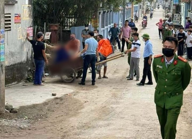 Người thân đau xót nhận thi thể của anh C. sau khi được vớt lên từ sông Bắc Hưng Hải. Ảnh: người dân cung cấp. Người thân đau xót nhận thi thể của anh C. sau khi được vớt lên từ sông Bắc Hưng Hải. Ảnh: người dân cung cấp.