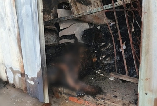 Thi thể ông H (46 tuổi, tài xế ngân hàng) ngụ tại TP. Tân An, Long An bị cháy đen. Ảnh: Thiên Long