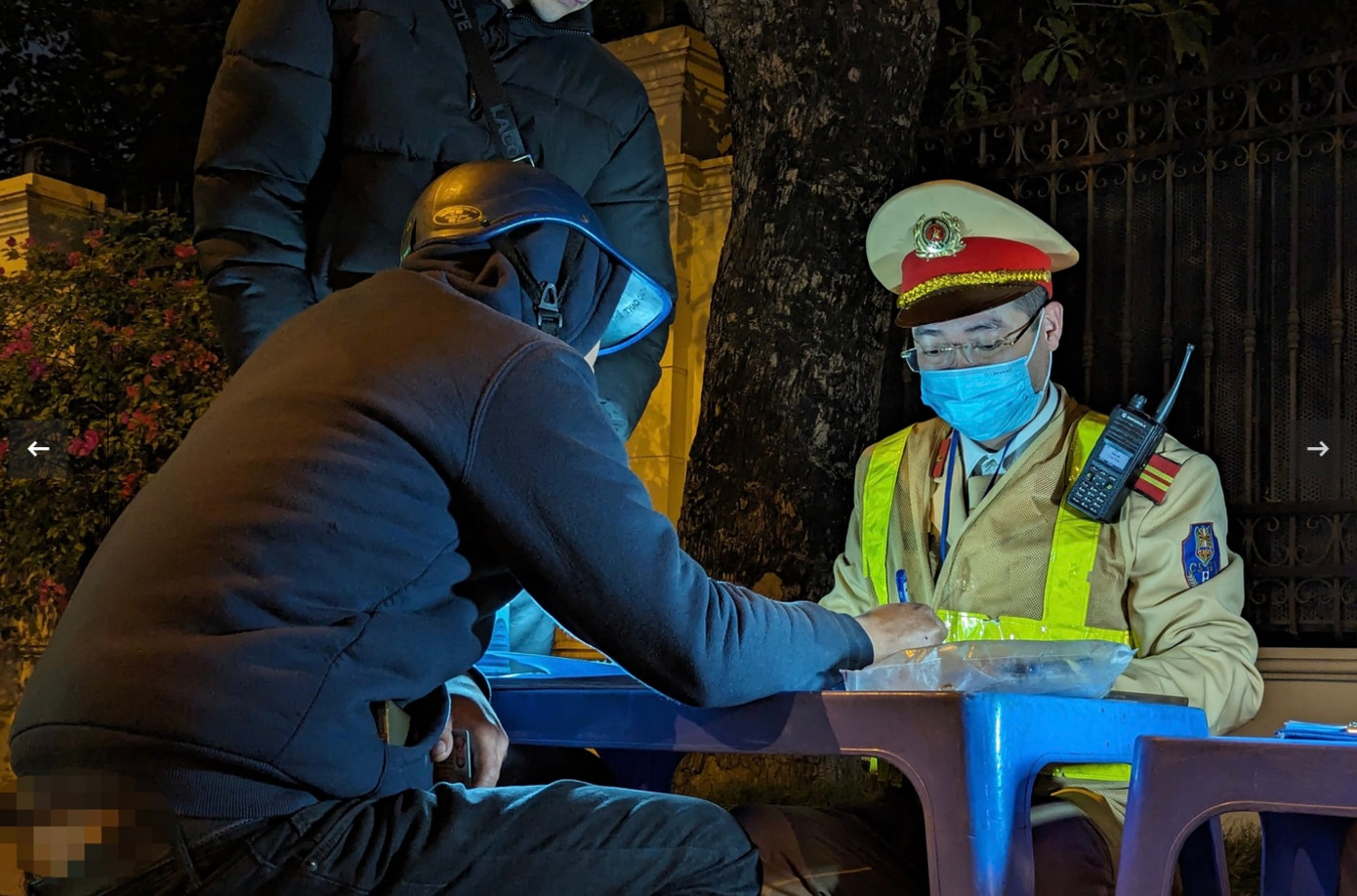 Như trường hợp của nam công nhân V.N.T (SN 1996, quê Nam Định, trong ảnh), khi thấy bóng dáng CSGT lập chốt trên đường Tô Hiệu, quận Hà Đông, T vội vã quay xe nhưng bất thành. Ngay sau đó, anh ta được lực lượng chức năng kiểm tra nồng độ cồn như những tài xế khác.