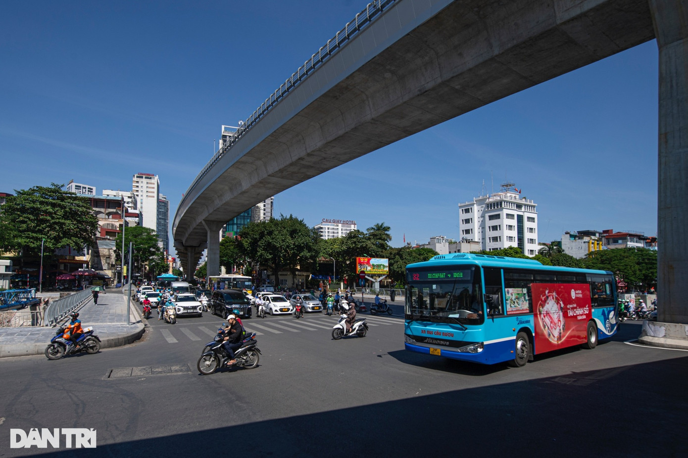 Ô Cầu Giấy là một trong những nút nút giao thông chính, hiện đại của Hà Nội. Vào giờ cao điểm, các phương tiện lưu thông qua đây đông đúc. Khi đường sắt trên cao Nhổn - Ga Hà Nội đưa vào sử dụng, ô Cầu Giấy là nút giao thông 3 tầng. Ô Cầu Giấy là một trong những nút nút giao thông chính, hiện đại của Hà Nội. Vào giờ cao điểm, các phương tiện lưu thông qua đây đông đúc. Khi đường sắt trên cao Nhổn - Ga Hà Nội đưa vào sử dụng, ô Cầu Giấy là nút giao thông 3 tầng.