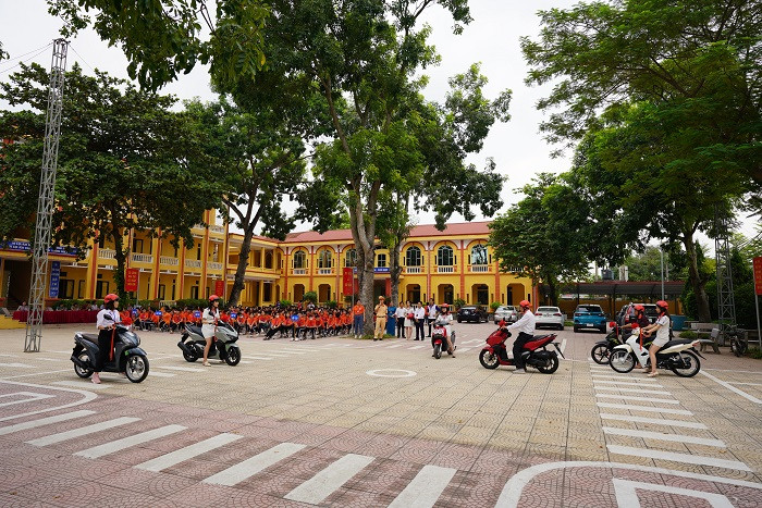 Trong chương trình Mô phỏng tình huống thực tế trên sân có sự hỗ trợ nhiệt tình của các chiến sĩ Cảnh sát giao thông.