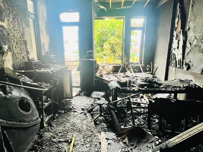 Nhân chứng kể lại lúc khói lửa bao trùm con hẻm, dùng búa tạ phá khóa cứu người - Ảnh 7. Đến trưa 11/10, lực lượng chức năng vẫn đang khám nghiệm hiện trường để xác định nguyên nhân vụ hỏa hoạn.