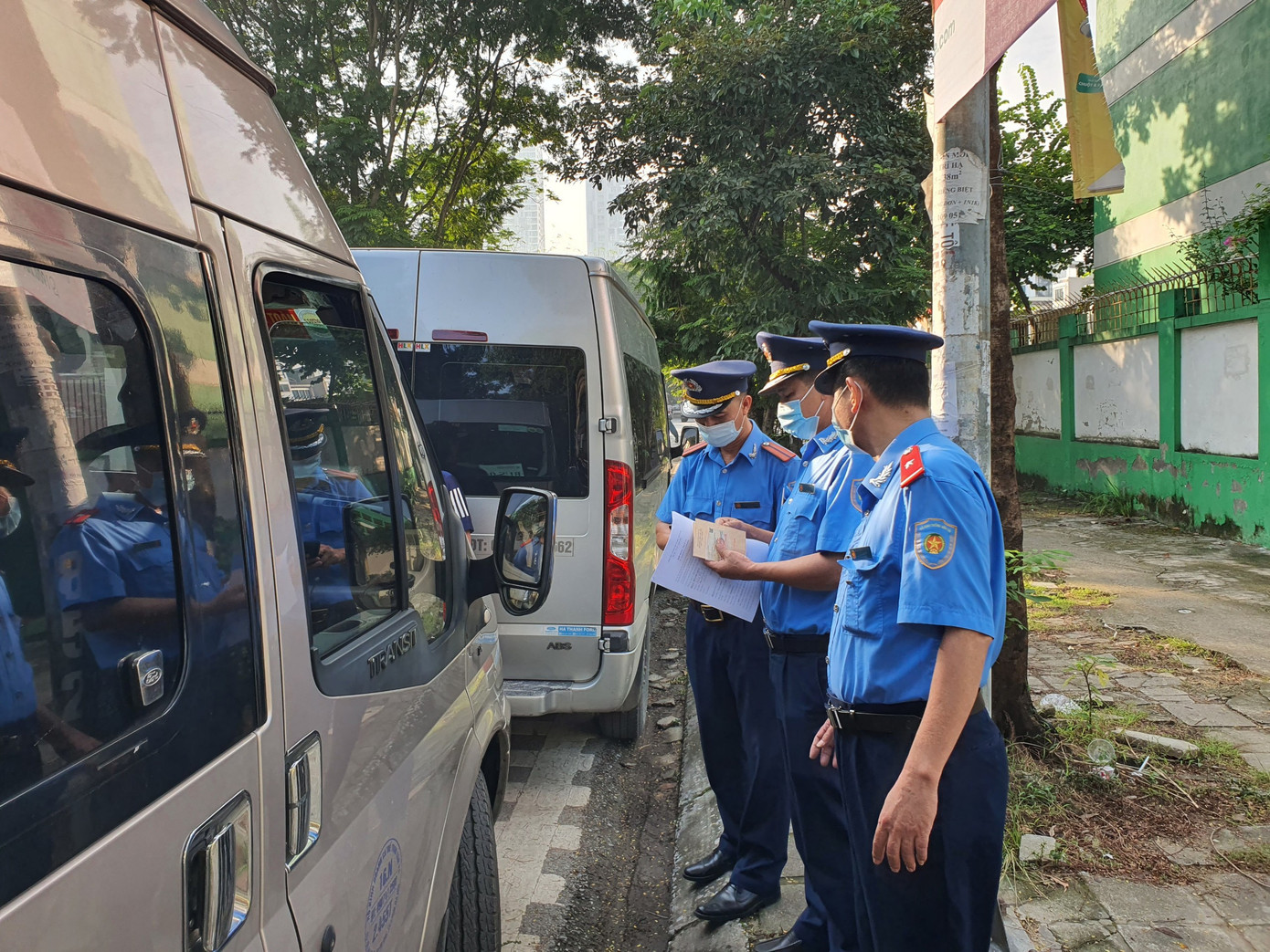 Lực lượng thanh tra Sở GTVT Hà Nội tiến hành kiểm tra xe hợp đồng (Ảnh: N.Huyền)