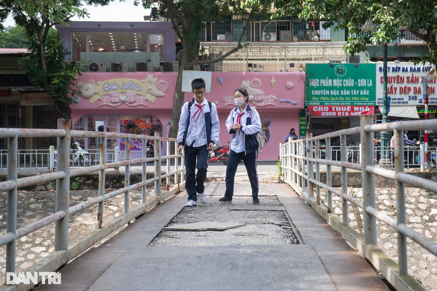 Cây cầu dành cho người đi bộ bắc qua sông Kim Ngưu đã hư hỏng phần mặt cầu, phải che vá tạm bằng những tấm thép lớn. "Ngày nào em cũng đi qua cây cầu này để đến trường, mỗi lần đi qua đều cảm thấy lo lắng vì cầu đã hư hỏng nhiều chỗ", Hoàng Phúc (học sinh lớp 9, trường THCS Quỳnh Mai chia sẻ. Cây cầu dành cho người đi bộ bắc qua sông Kim Ngưu đã hư hỏng phần mặt cầu, phải che vá tạm bằng những tấm thép lớn. "Ngày nào em cũng đi qua cây cầu này để đến trường, mỗi lần đi qua đều cảm thấy lo lắng vì cầu đã hư hỏng nhiều chỗ", Hoàng Phúc (học sinh lớp 9, trường THCS Quỳnh Mai chia sẻ.