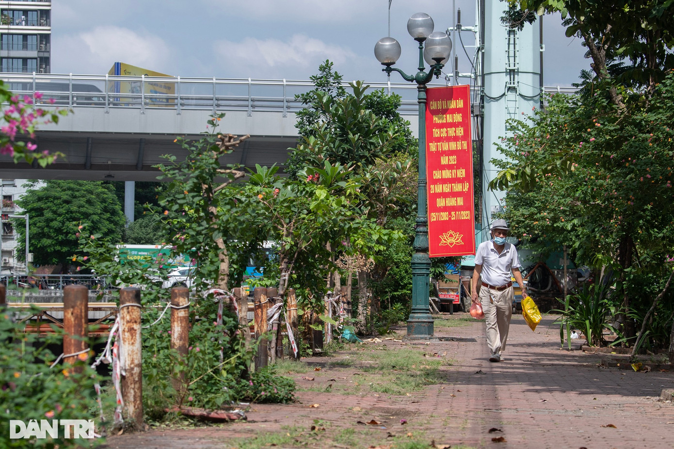 Đi bộ hơn 300m dọc bờ sông Kim Ngưu, ông Bảo (84 tuổi, trú tại quận Hai Bà Trưng) tỏ vẻ ngao ngán nói: "Nước sông thì bốc mùi hôi thối còn lan can chỗ hỏng, chỗ mất từ lâu mà chưa có đơn vị nào sửa chữa, thay thế". Ông Bảo cho biết thêm, vào mỗi buổi chiều có đông người lớn tuổi đi tập thể dục dọc hai bên bờ sông Kim Ngưu, việc lan can bảo vệ bị mất, hư hỏng tiềm ẩn nhiều nguy cơ xảy ra tai nạn. Đi bộ hơn 300m dọc bờ sông Kim Ngưu, ông Bảo (84 tuổi, trú tại quận Hai Bà Trưng) tỏ vẻ ngao ngán nói: "Nước sông thì bốc mùi hôi thối còn lan can chỗ hỏng, chỗ mất từ lâu mà chưa có đơn vị nào sửa chữa, thay thế". Ông Bảo cho biết thêm, vào mỗi buổi chiều có đông người lớn tuổi đi tập thể dục dọc hai bên bờ sông Kim Ngưu, việc lan can bảo vệ bị mất, hư hỏng tiềm ẩn nhiều nguy cơ xảy ra tai nạn.