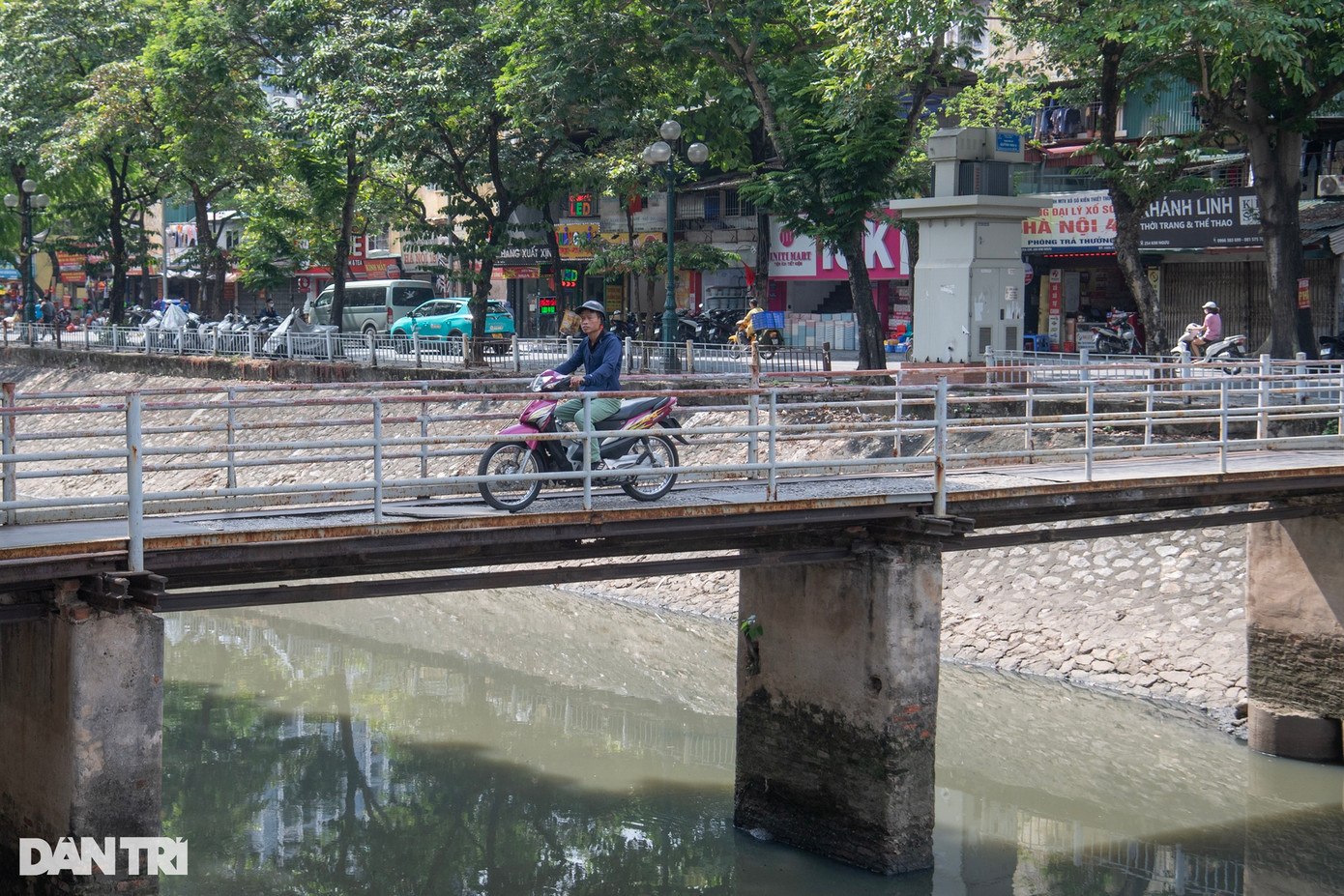 Cây cầu được dành riêng cho người đi bộ, nhưng một số người đi xe máy, xe đạp vẫn cố tình đi qua. Cây cầu được dành riêng cho người đi bộ, nhưng một số người đi xe máy, xe đạp vẫn cố tình đi qua.
