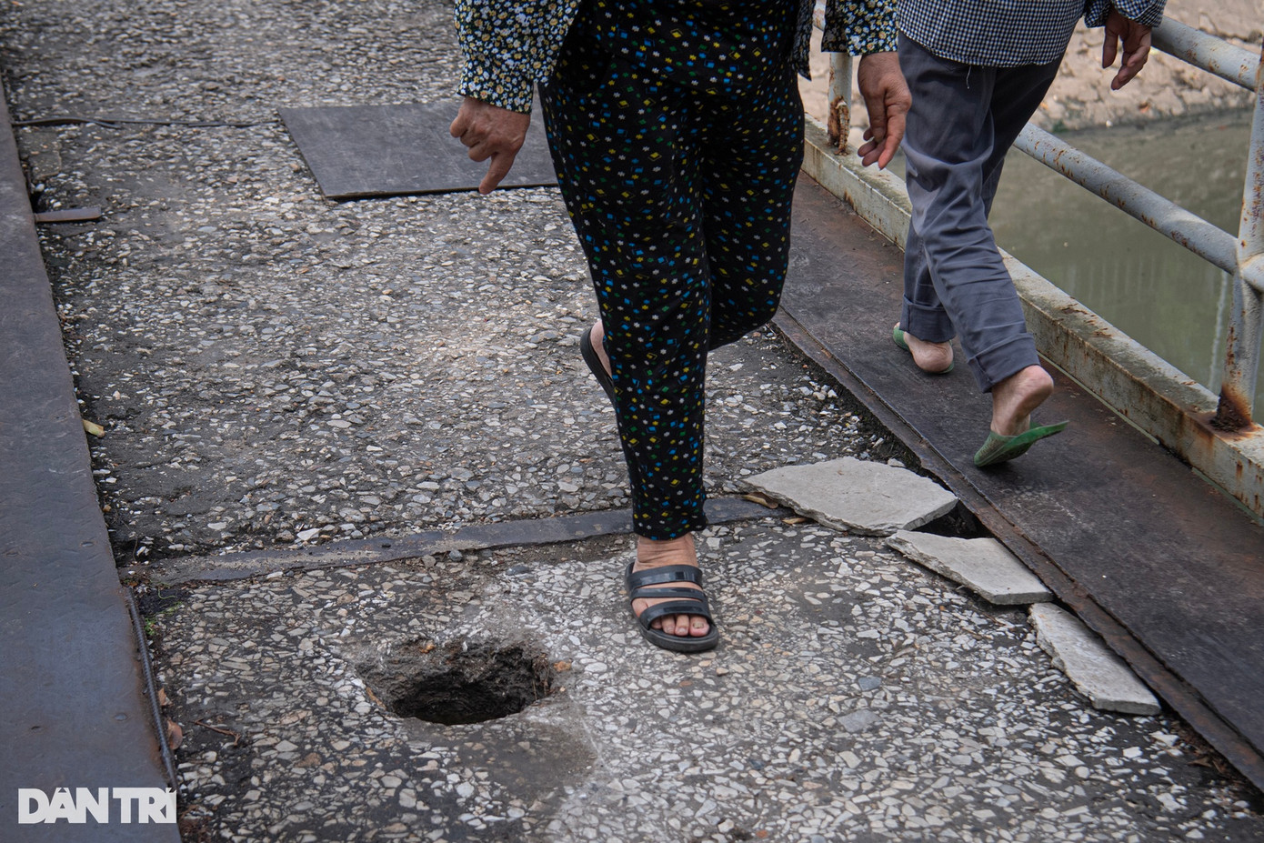 Gần giữa cầu đi bộ xuất hiện lỗ thủng rộng khoảng 20cm, người đi bộ qua không để ý rất dễ bước hụt chân xuống hố. Gần giữa cầu đi bộ xuất hiện lỗ thủng rộng khoảng 20cm, người đi bộ qua không để ý rất dễ bước hụt chân xuống hố.