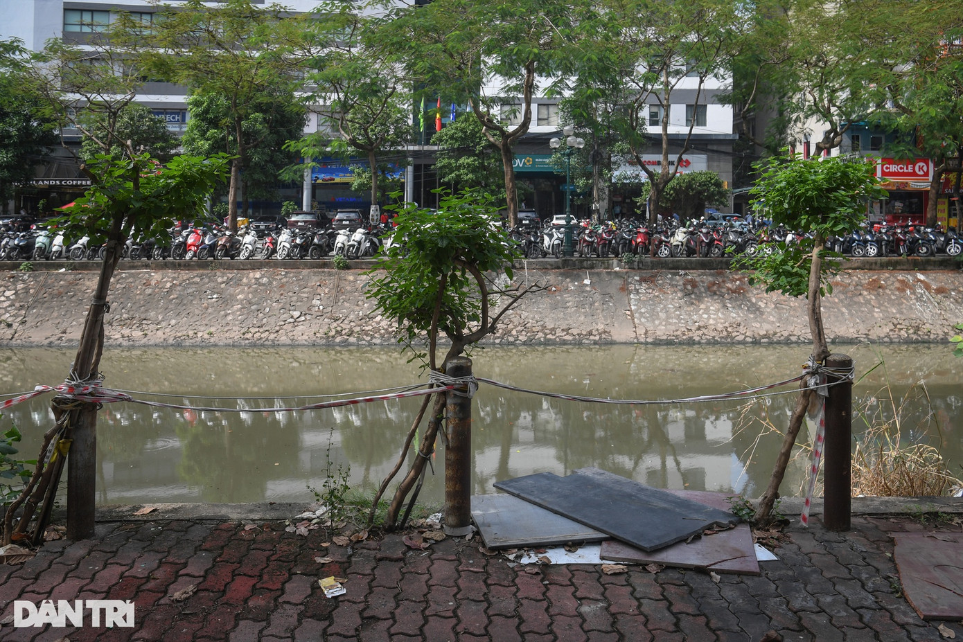 Hệ thống lan can dọc hai bên bờ sông Kim Ngưu (đoạn qua phố Tam Trinh, quận Hai Bà Trưng) cũng trong tình trạng tương tự, thậm chí một số khu vực còn bị mất lan can ngang. Hệ thống lan can dọc hai bên bờ sông Kim Ngưu (đoạn qua phố Tam Trinh, quận Hai Bà Trưng) cũng trong tình trạng tương tự, thậm chí một số khu vực còn bị mất lan can ngang.